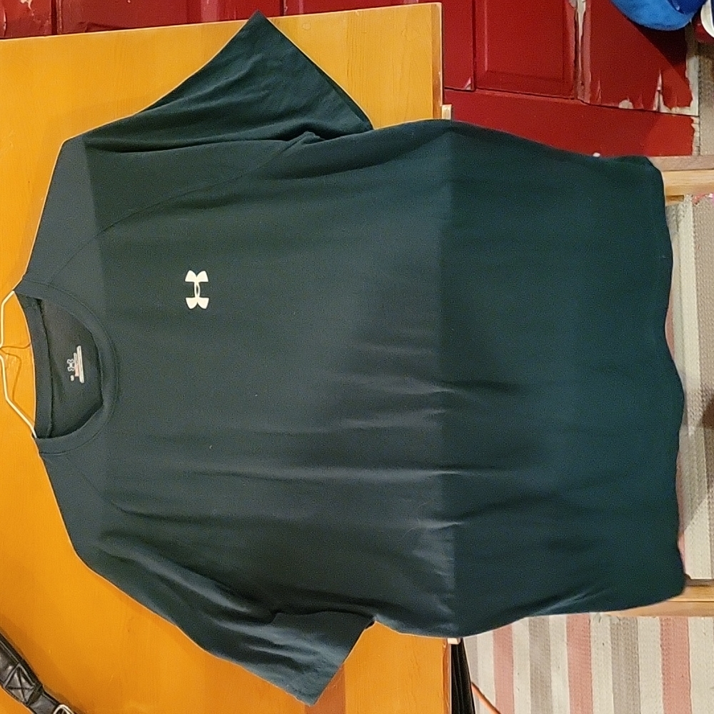 Under Armour heatgear Large Tee shirt dark green